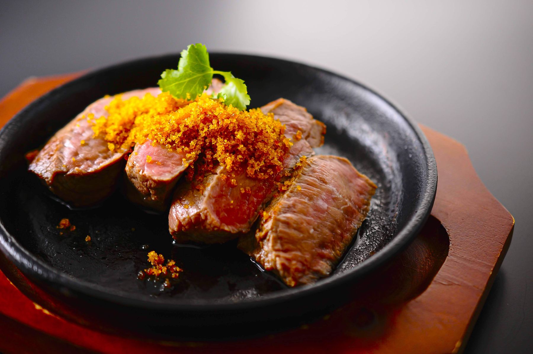 焼いた牛肉に、からすみパウダーをのせた皿